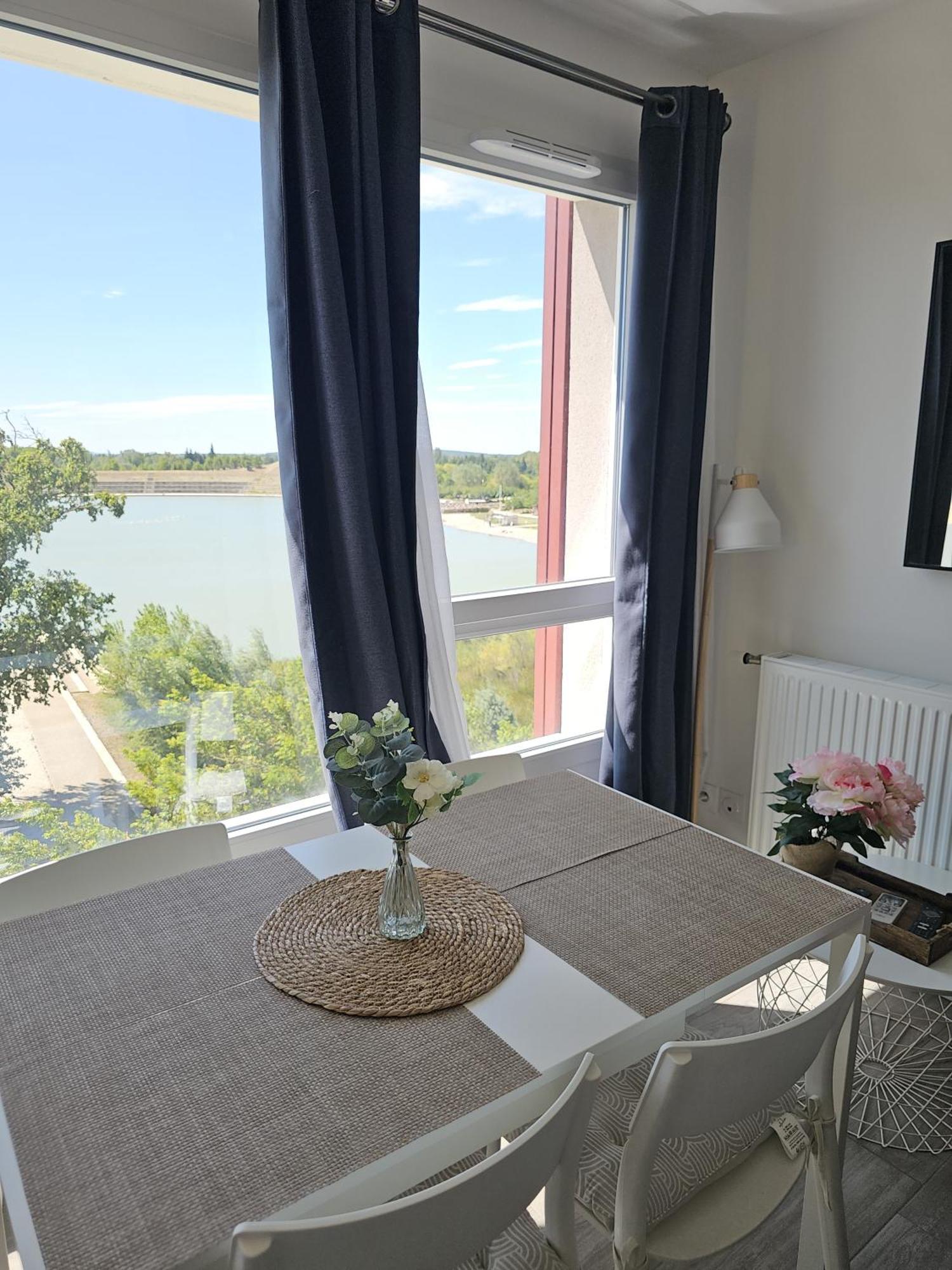 Lakeside Provence - Classe 4 Etoiles, Vue Sur Le Lac, Parking Sous-sol, Double Clim Apartment Monteux